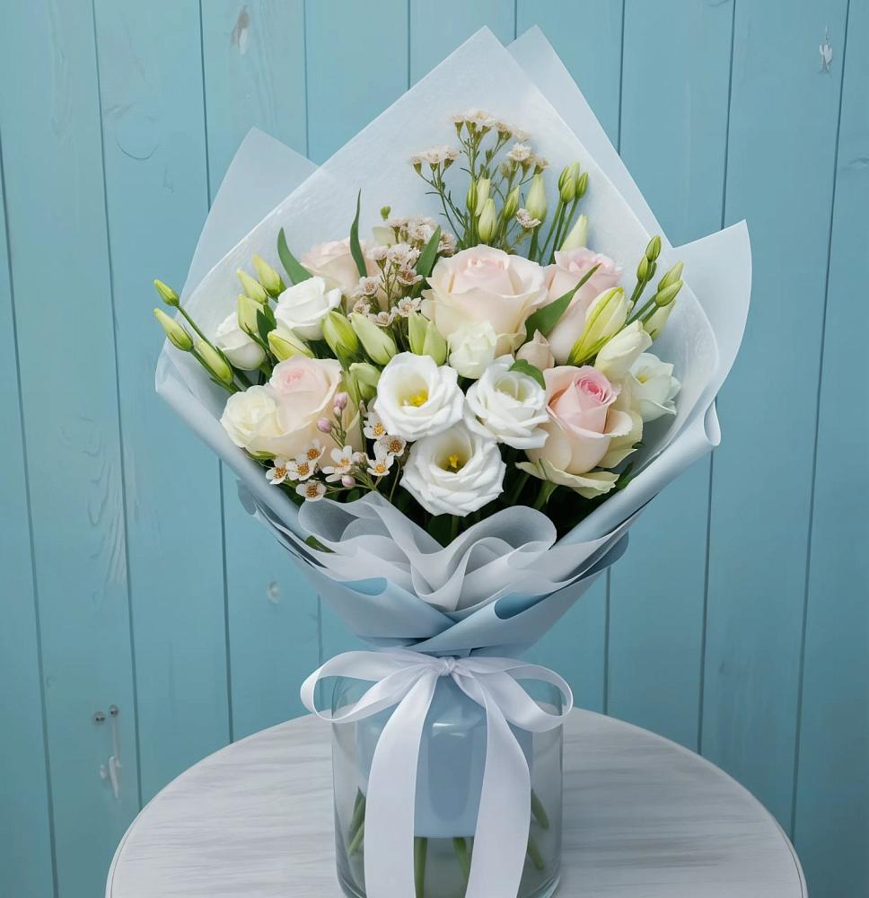 Букет цветов из: Розы и Лизиантусы в Облучье