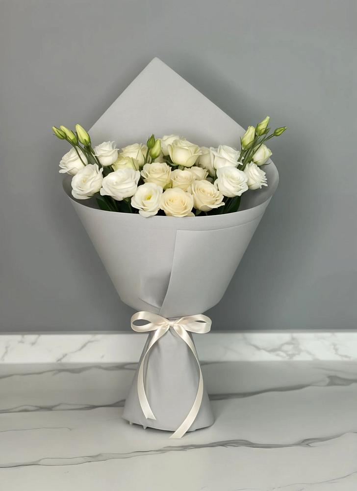 Букет цветов из: Розы и Лизиантусы в Облучье