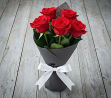 Букет 5 Красных роз Эдлесс Лав в Облучье